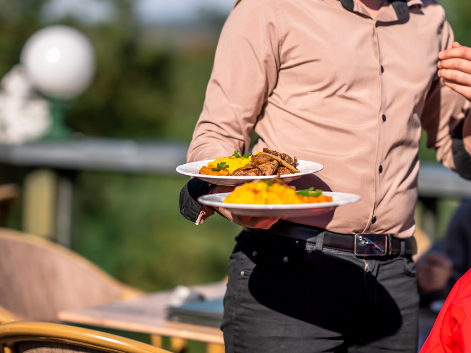 Service auf der Terrasse des Panoramarestaurants Carlsburg